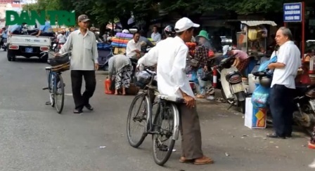 Nhọc nhằn nghề phu xe đạp thồ tại Huế - 1 Các phu xe thồ chờ khách ở chợ Đông Ba