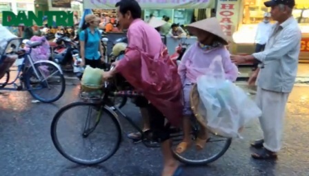 Nhọc nhằn nghề phu xe đạp thồ tại Huế - 2 Các phu xe thồ chờ khách ở chợ Đông Ba