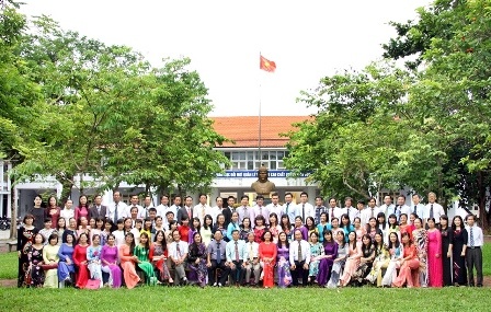 Trường THPT Nguyễn Huệ: Tự hào 50 năm xây dựng và phát triển - 1 Hội đồng sư phạm hiện tại của trường THPT Nguyễn Huệ