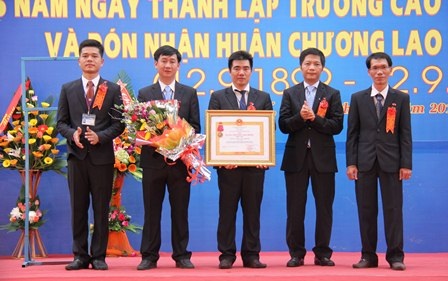 Trường CĐ Công nghiệp Huế nhận Huân chương Lao động hạng Nhất - 1 Trường CĐ Công nghiệp Huế nhận Huân chương Lao động hạng Nhất