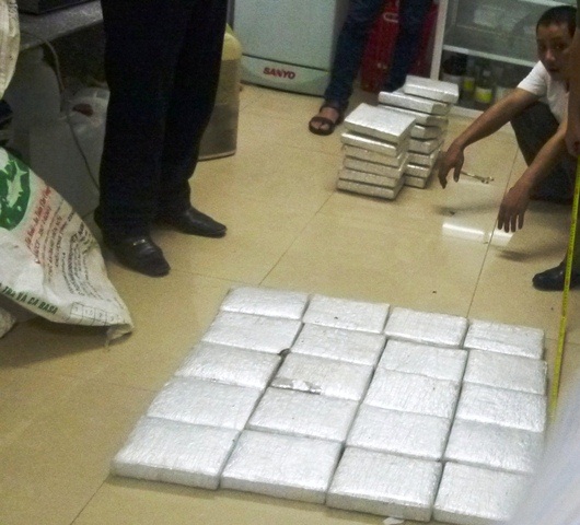 Phá đường dây buôn cần sa 40kg lớn nhất từ Lào về Huế - 4 Tuấn lái xe (bên trái) và cha con Huy, Tiến (bên phải) bị bắt cùng tang vật