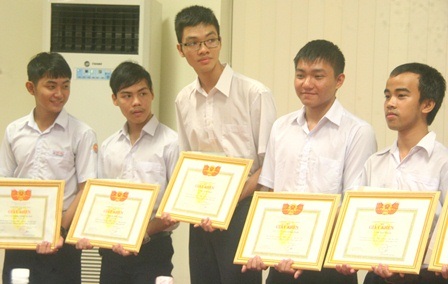 Đại học Huế khen thưởng sinh viên đỗ thủ khoa - 4 Các SV thủ khoa năm 2014.