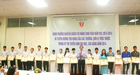 Đại học Huế khen thưởng sinh viên đỗ thủ khoa - 3 Các SV thủ khoa năm 2014.