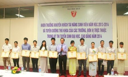 Đại học Huế khen thưởng sinh viên đỗ thủ khoa - 2 Các SV đạt giải quốc gia.