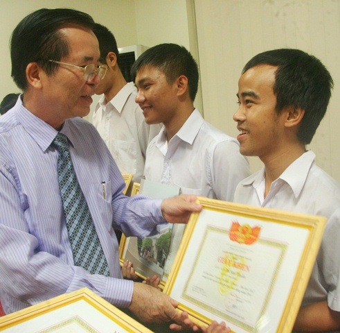 Đại học Huế khen thưởng sinh viên đỗ thủ khoa - 1 PGS.TS. Nguyễn Văn Toàn, Giám đốc Đại học Huế, tặng bằng khen thủ khoa nghèo Đỗ Như Thuần
