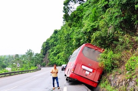 Xe khách lao vào sườn núi, không ai bị thương - 1 Xe khách giường nằm lao sát vào vách núi lúc rạng sáng 16/9