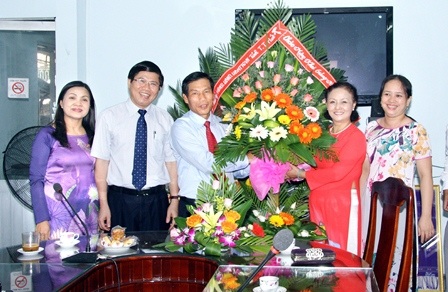 Trường THPT Nguyễn Huệ: Tự hào 50 năm xây dựng và phát triển - 2 Lãnh đạo tỉnh và Sở GD-ĐT về thăm trường ngày khai giảng năm học mới 2014-2015.