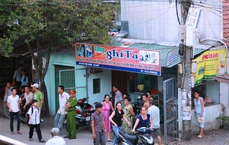 Người dân tập trung tại hiện trường vụ việc