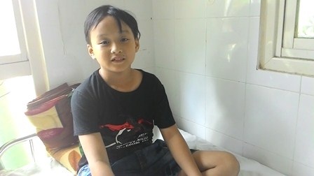 Điều trị thành công ngoại tâm thu thất dày nhịp đôi bệnh nhi 10 tuổi - 2 Cháu M.H. vui tươi bên BS Ngô Lê Xuân sau khi điều trị thành công