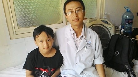 Điều trị thành công ngoại tâm thu thất dày nhịp đôi bệnh nhi 10 tuổi - 1 Cháu M.H. vui tươiĠbên BS Ngô Lê Xuân sau khi điều trị thành công