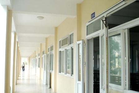Nhiều nữ sinh Huế bị đâm bằng vật nhọn ngay trong trường - 1 Nhiều nữ sinh Huế bị đâm bằng vật nhọn ngay trong trường