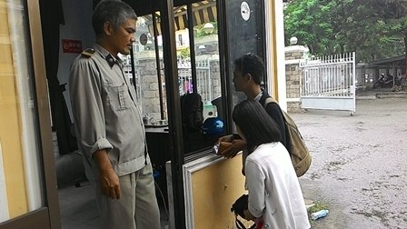 Nhiều nữ sinh Huế bị đâm bằng vật nhọn ngay trong trường - 3 Bảo vệ thắt chặt công tác kiểm tra ra vào trường.