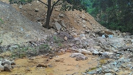 Nữ giám đốc “biến mất” giữa cuộc làm việc với báo chí? - 1 Khu vực đổ thải của mỏ đá Việt Nhật lấp dòng ţhảy khe Bướm theo phản ánh người dân địa phương