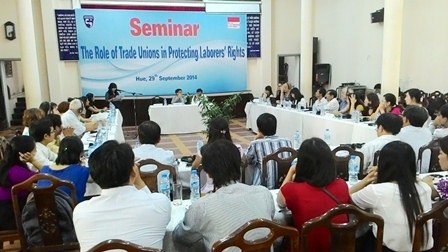 Nhiều công nhân không dám... đi vệ sinh trong giờ làm việc - 1 Nhiều công nhân không dám... đi vệ sinh trong giờ làm việc