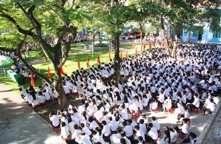 Trường THPT Nguyễn Huệ: Tự hào 50 năm xây dựng và phát triển - 3 Sân trường THPT Nguyễn Huệ rộn rã áo trắng học sinh trong lễ khai giảng năm nay.