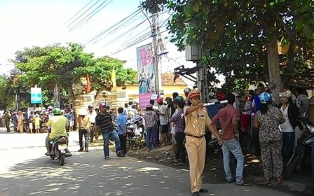 Phó Chủ tịch xã chết bất thường trong phòng làm việc - 1 Hàng trăm người dân vây kín ủy ban xã xem sự việc