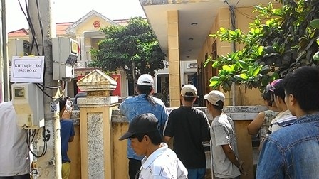 Phó Chủ tịch xã chết bất thường trong phòng làm việc - 2 Hàng trăm người dân vây kín ủy ban xã xem sự việc