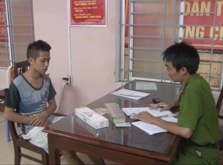 Bắt “siêu trộm” khoắng hàng chục thùng bia mỗi đêm - 1 Minh bị công an bắt giữ với thành tích trộm bia từ quán nhậu của mình