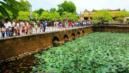 Hơn 4 vạn du khách đến Huế dịp lễ 2/9 - 1 Du khách đông đảo tham quan cố đô Huế dịp Tết Độc Lập 2/9 (ảnh: Yên Chi)