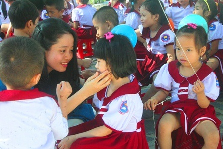 “Thiên thần nhỏ” bỡ ngỡ ngày khai trường - 7 Cô giáo trẻ ân cần, dỗ dành em học sinh khóc nhè vì lạ trường, lớp, bạn bè. (Ảnh: Đại Dương)