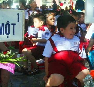 “Thiên thần nhỏ” bỡ ngỡ ngày khai trường - 6 1 học sinh khác lại thấy thoải mái với bạn bè, cô giáo và cứ cười suốt.