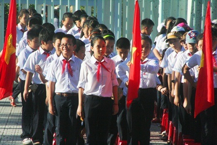 Học sinh khối 6 THCS Nguyễɮ Tri Phương tươi vui vào trường mới