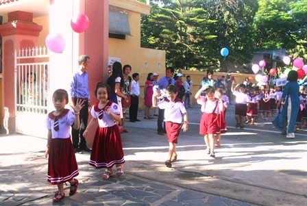 “Thiên thần nhỏ” bỡ ngỡ ngày khai trường - 1 Học sinh lớp 1 ngập ngừng bước vào cổng trường với nhiều tâm trạng.