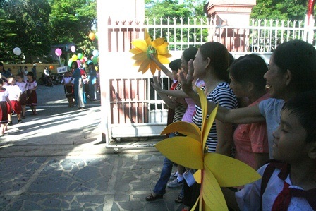 “Thiên thần nhỏ” bỡ ngỡ ngày khai trường - 2 Phụ huynh vui chào con mình nhập học.