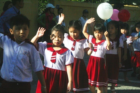 “Thiên thần nhỏ” bỡ ngỡ ngày khai trường - 3 Ngơ ngác.