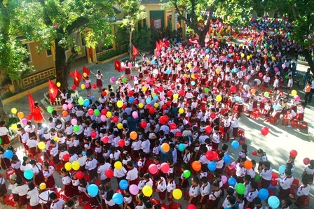 Thầy và trò trường Nguyễn Tri Phương nghiêm trang làm lễ chào cờ trong lễ khai giảng sáng 5/9