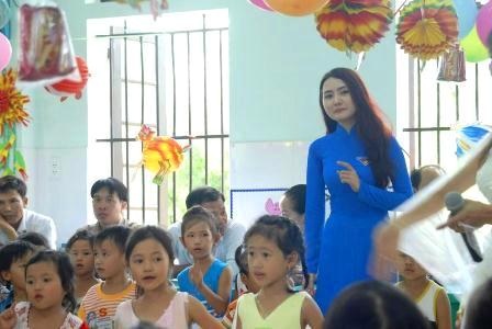 "Miss Áo dài" Kim Phương tặng quà Trung thu trẻ em nghèo - 2 Kim Phương vui cùng các em nhỏ quê mình