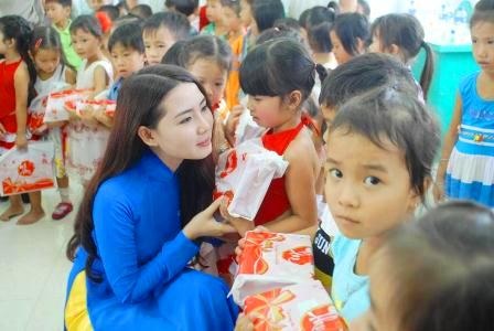 "Miss Áo dài" Kim Phương tặng quà Trung thu trẻ em nghèo - 1 Kim Phương tặng quà Trung thu cho các em nhỏ nghèo huyện Quảng Điền
