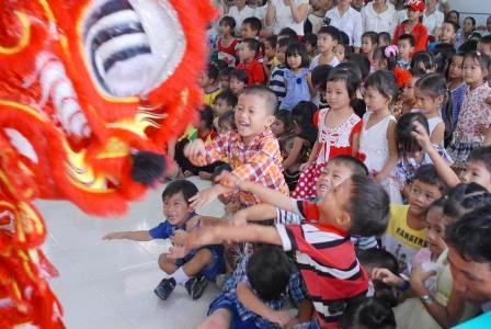 "Miss Áo dài" Kim Phương tặng quà Trung thu trẻ em nghèo - 3 Các trẻ phấn khích chơi cùng lân