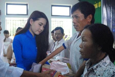 "Miss Áo dài" Kim Phương tặng quà Trung thu trẻ em nghèo - 5 Kim Phương cùng xã trao quà cho 50 gia đình bị đioxin