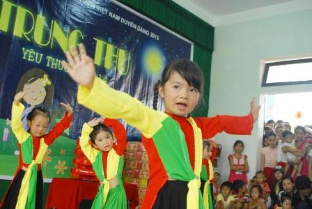 "Miss Áo dài" Kim Phương tặng quà Trung thu trẻ em nghèo - 4 Tiết mục văn nghệ do các em tự biên diễn