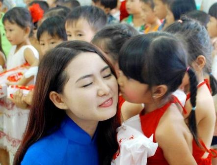 "Miss Áo dài" Kim Phương tặng quà Trung thu trẻ em nghèo - 6 Kim Phương bất ngờ nhận được nụ hôn từ các em nhỏ