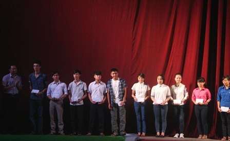 Các thủ khoa nhận học bổng từ tiền bán vé của đêm nhạc Lê Cát Trọng Lý