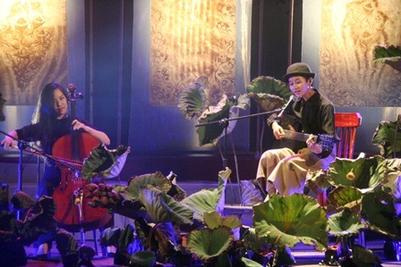 Không gian đầy sen lạ lẫm mang thêm nhiều cảm xúc cho đêm diễn