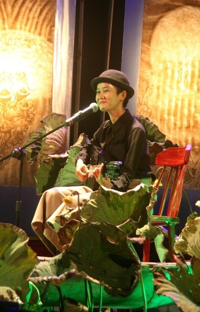 Thanh Tú đệm cello rất nhuần nhuyễn
