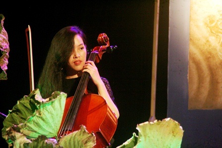 Thanh Tú đệm cello rất nhuần nhuyễn