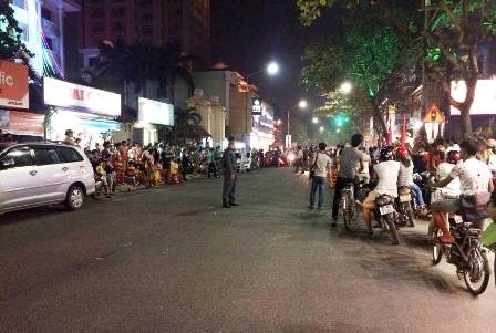 Quán bar khai trương, bảo vệ dàn hàng ngang cấm đường - 2 Cả một đoạn đường Hùng Vương đi qua quán bar này đã bị chặn lại trong tối 10/10