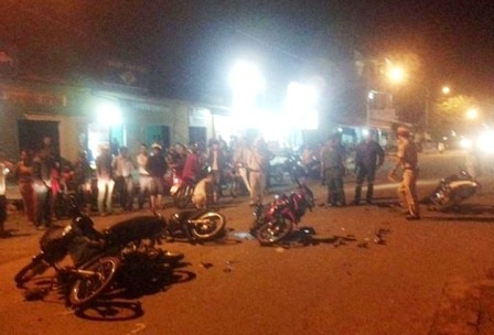 Hiện trường vụ tai nạn liên hoàn 5 xe máy tông nhau