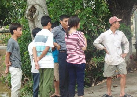 Ô tô lao xuống hồ, phóng viên bị đe dọa tác nghiệp - 3 May mắn, người phụ nữ trong xe đã thoát ra được