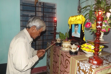 Ông Huế trước bàn thờ con trai