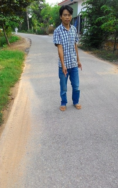 Ông Huế trước bàn thờ con trai