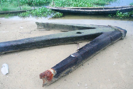 Những phán đoán ban đầu về mỏ neo gỗ khổng lồ dưới đáy biển - 2 Phần đầu mỏ neo. Neo gỗ này là loại có 2 ngạnh