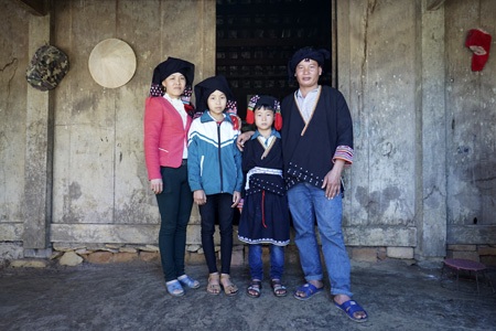 Lễ cấp sắc độc đáo kéo dài 3 ngày của cậu bé lớp 3 - 1 Cậu bé người Dao tiền Triệu Xuân Hai cùng chị gái và bố mẹ trong lễ cấp sắc của mình.