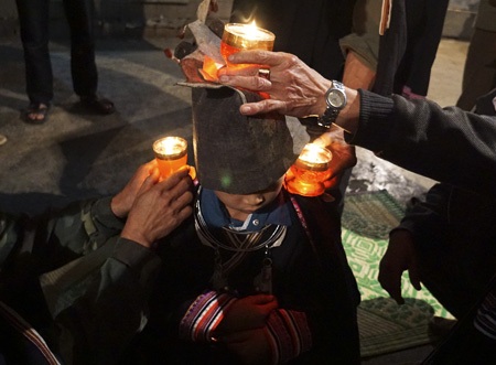 Lễ cấp sắc độc đáo kéo dài 3 ngày của cậu bé lớp 3 - 11 Cậu bé người Dao tiền Triệu Xuân Hai cùng chị gái và bố mẹ trong lễ cấp sắc của mình.