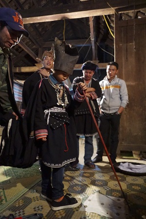 Lễ cấp sắc độc đáo kéo dài 3 ngày của cậu bé lớp 3 - 12 Lễ đặt tên âm được diễn ra trong một loạt các tục lệ bí hiểm của thầy cúng.