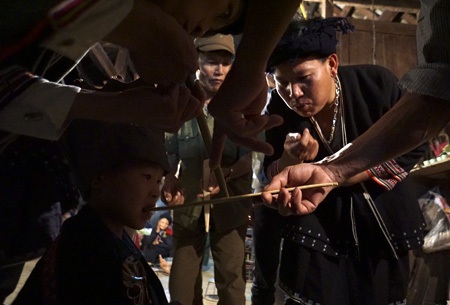 Lễ cấp sắc độc đáo kéo dài 3 ngày của cậu bé lớp 3 - 14 Và một thủ tục quan trọng là việc Hai dùng vạt áo hứng gạo của cha đẻ và thầy cúng.